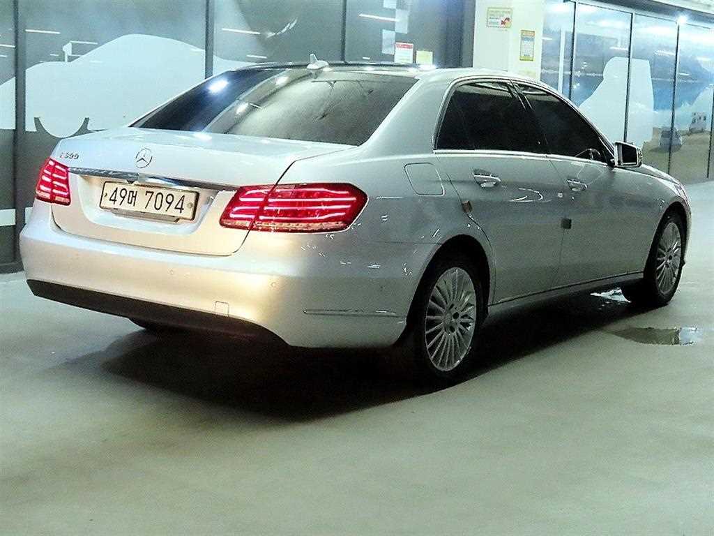 Mercedes Benz E class - Vista 4