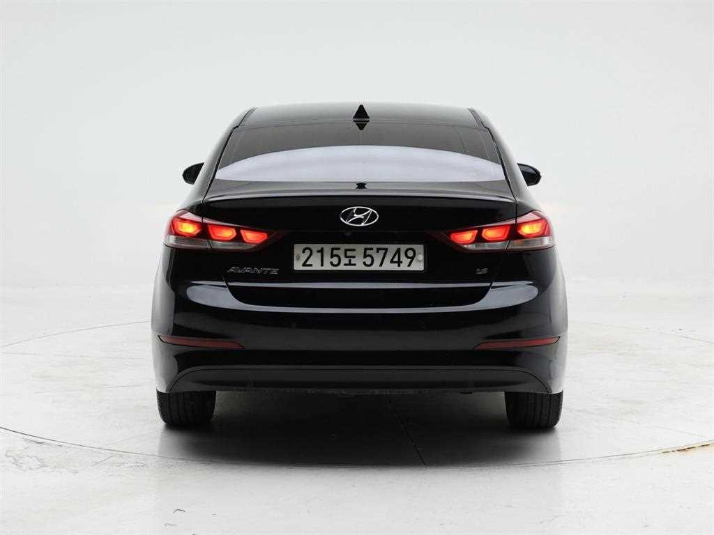 HYUNDAI Avante - Vista 5