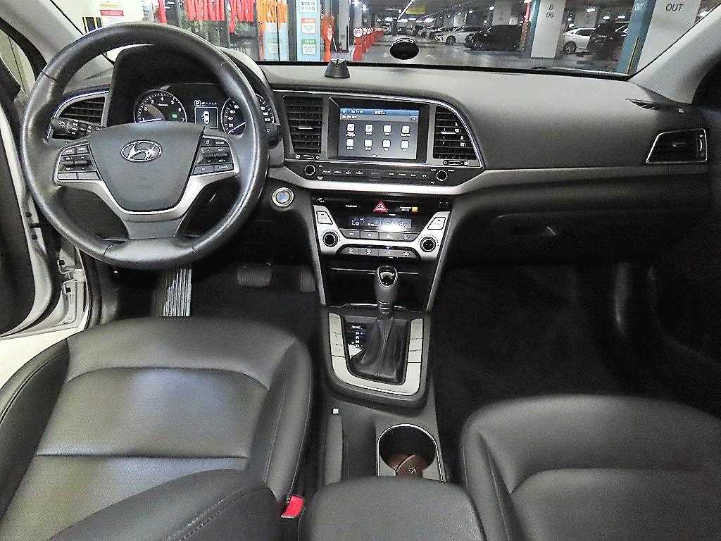 HYUNDAI Avante - Vista 10