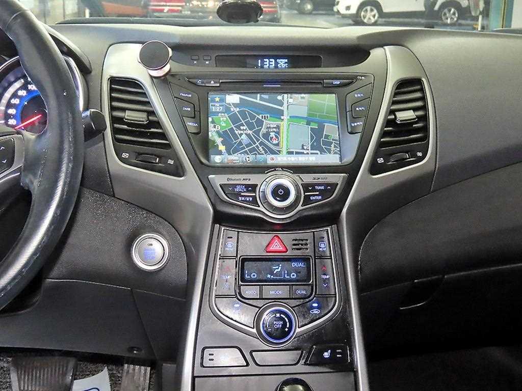 HYUNDAI Avante - Vista 11