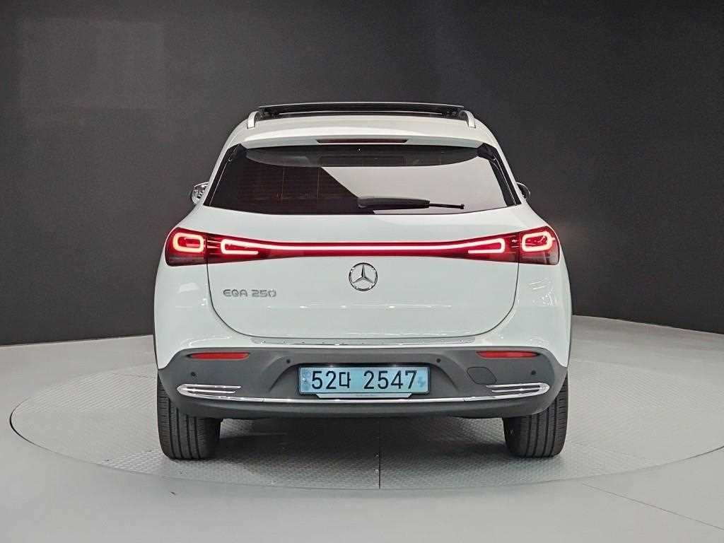 Mercedes Benz EQA - Vista 3