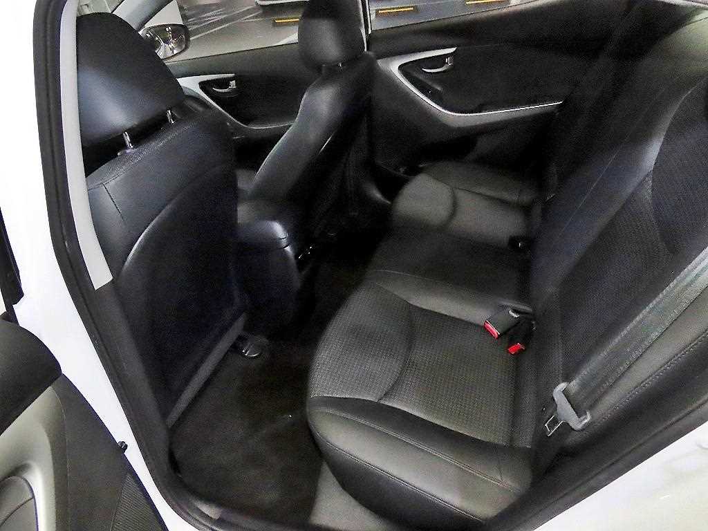 HYUNDAI Avante - Vista 7