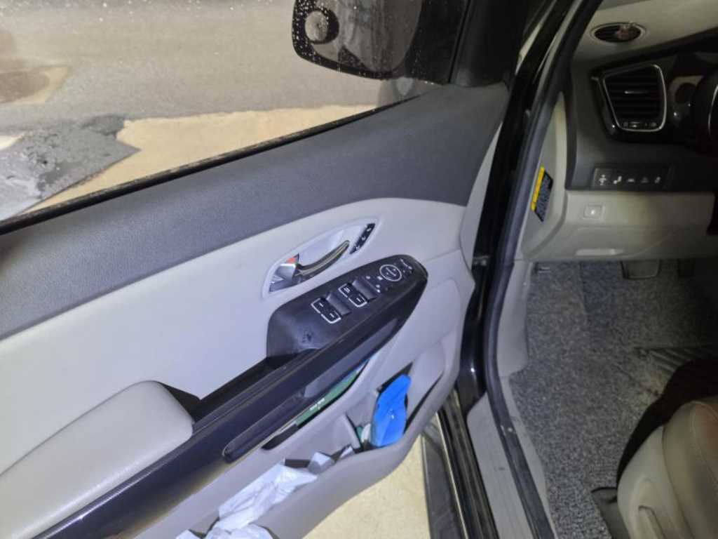 KIA Carnival - Vista 5