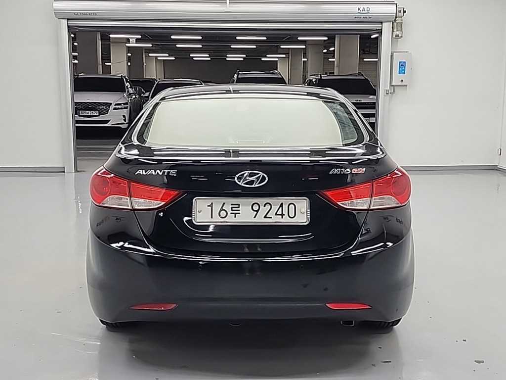 HYUNDAI Avante - Vista 3
