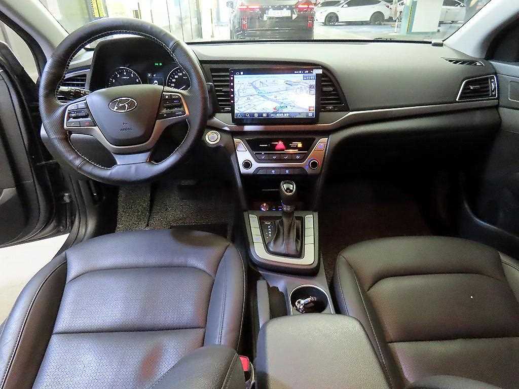 HYUNDAI Avante - Vista 10