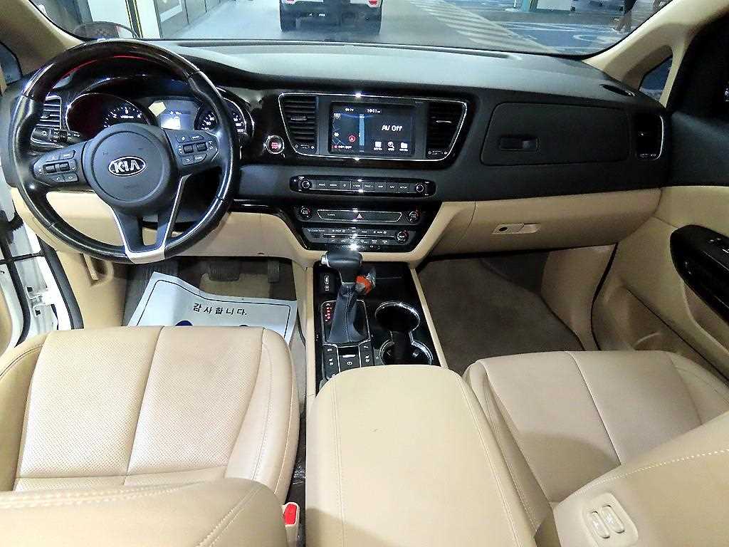 KIA Carnival - Vista 10