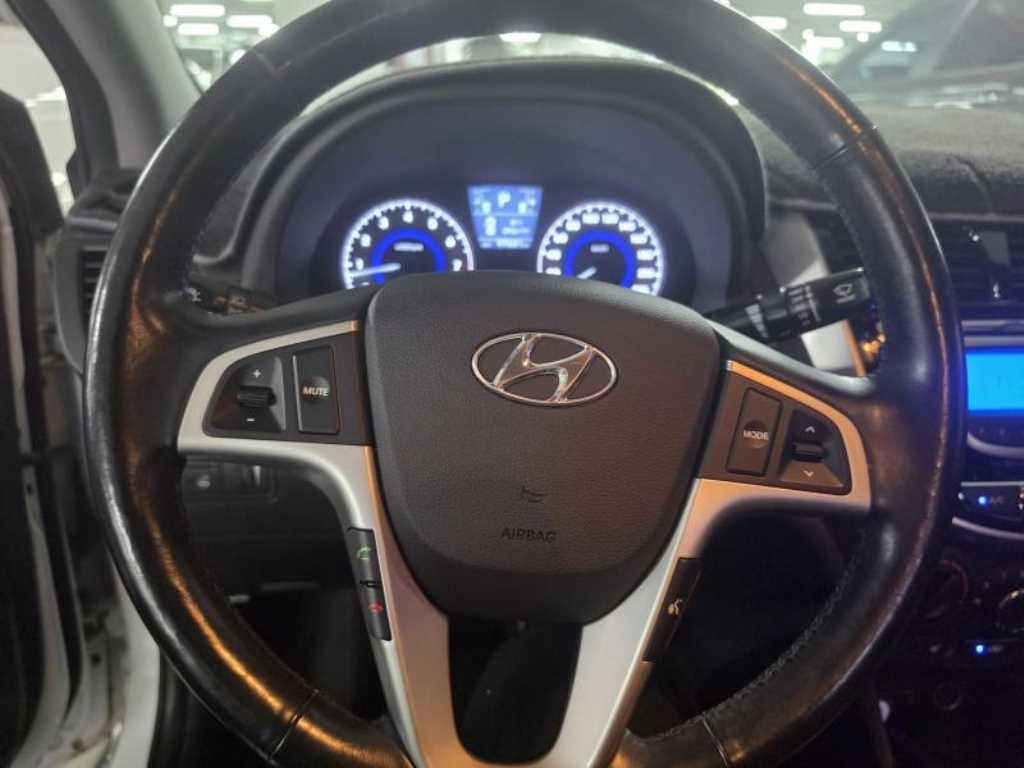 HYUNDAI Accent - Vista 5