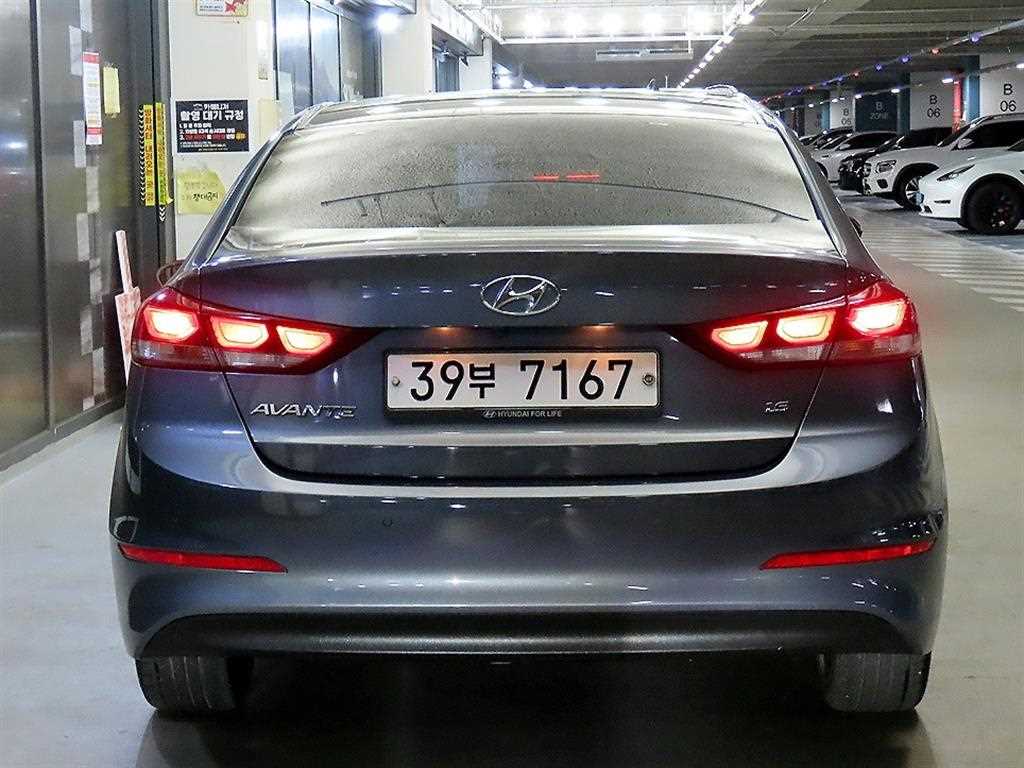 HYUNDAI Avante - Vista 5
