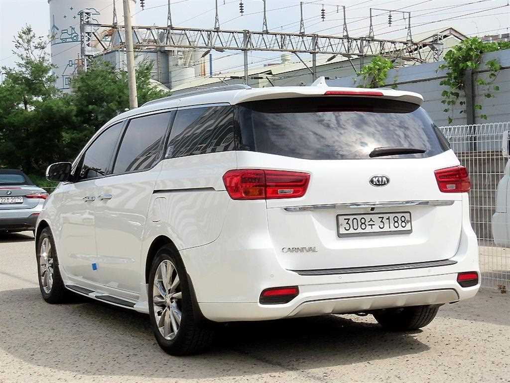 KIA Carnival - Vista 3