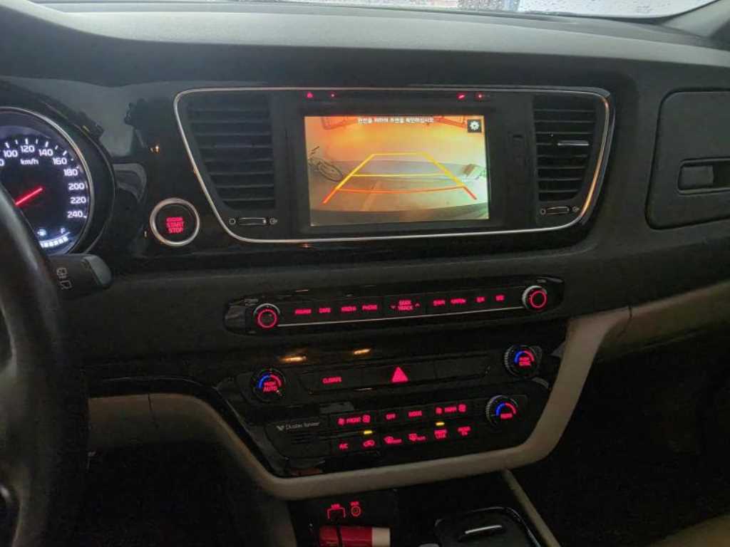 KIA Carnival - Vista 11