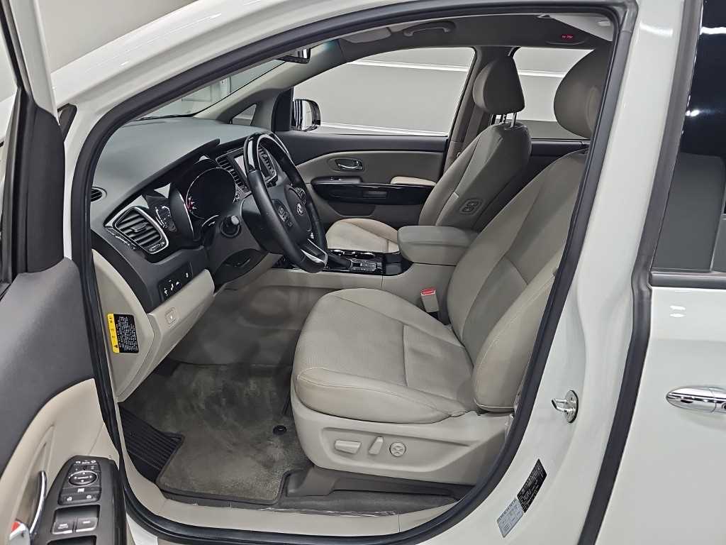KIA Carnival - Vista 11