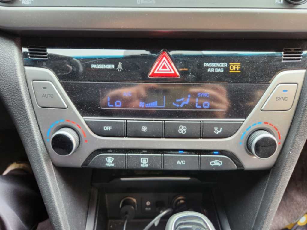 HYUNDAI Avante - Vista 9