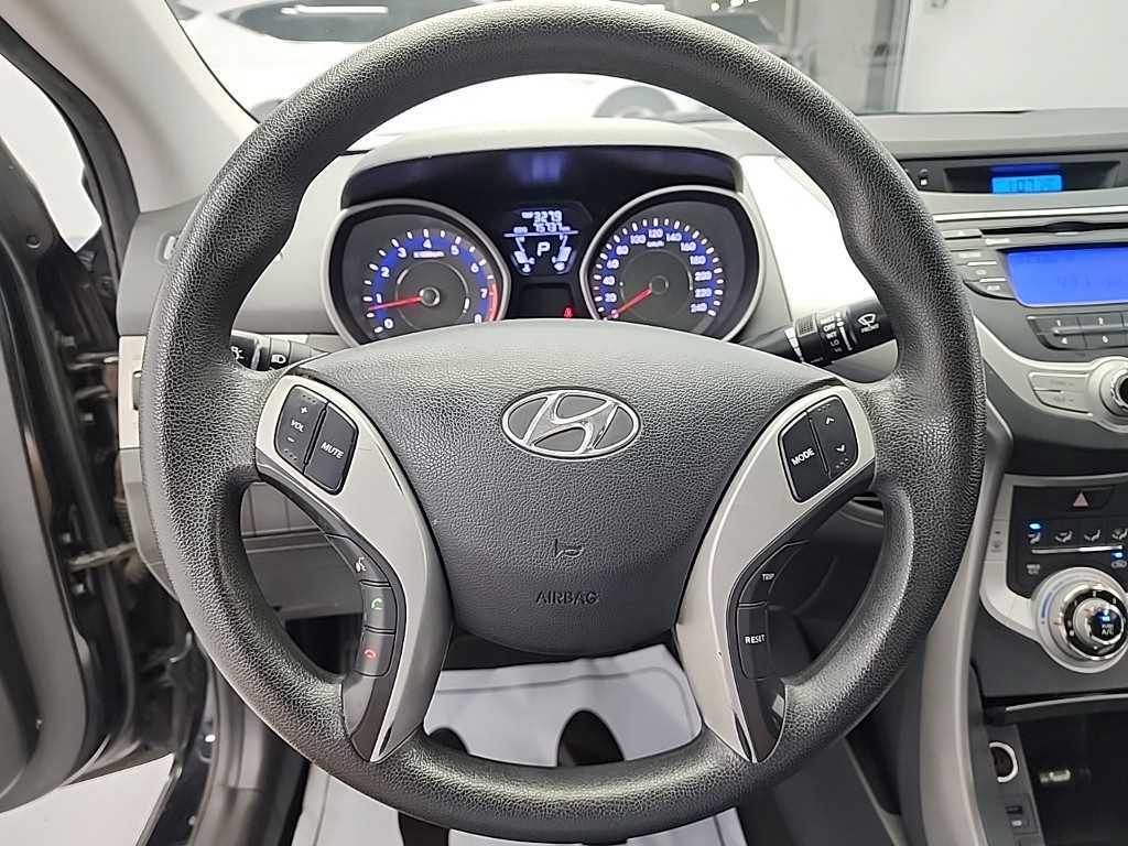 HYUNDAI Avante - Vista 9