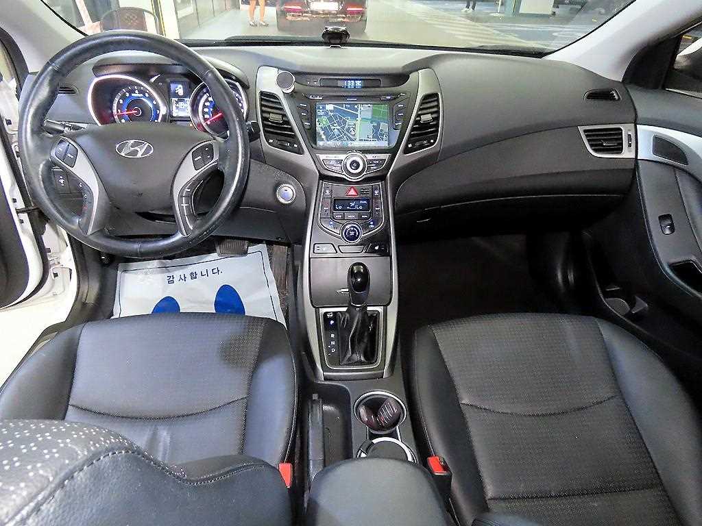 HYUNDAI Avante - Vista 10
