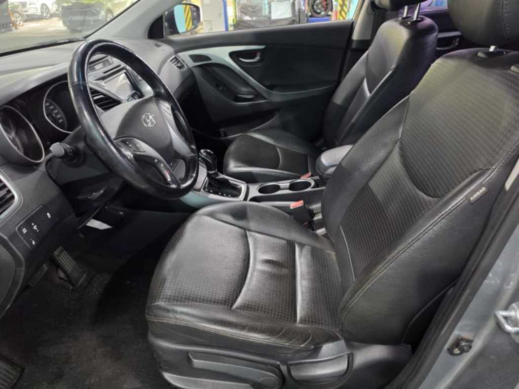 HYUNDAI Avante - Vista 5