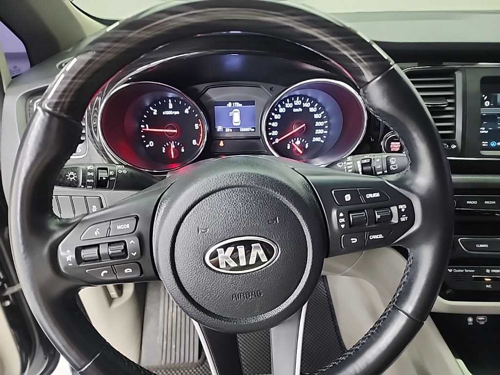 KIA Carnival - Vista 9