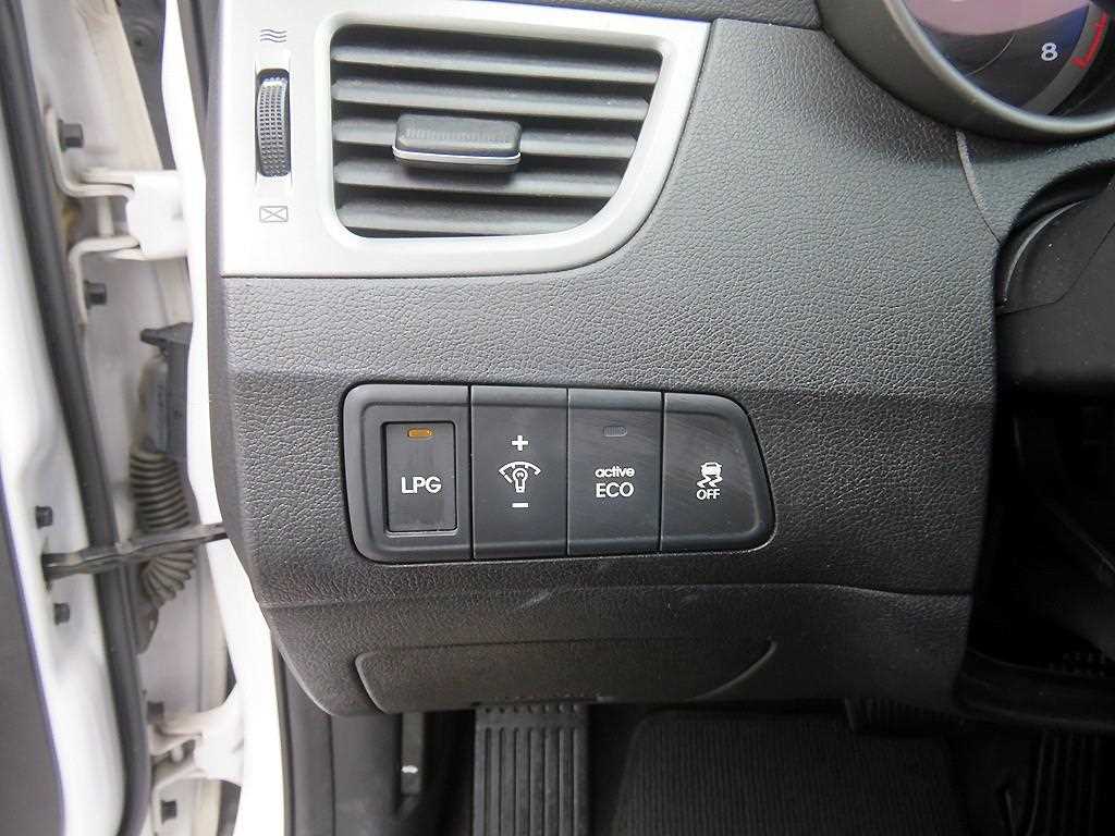 HYUNDAI Avante - Vista 9