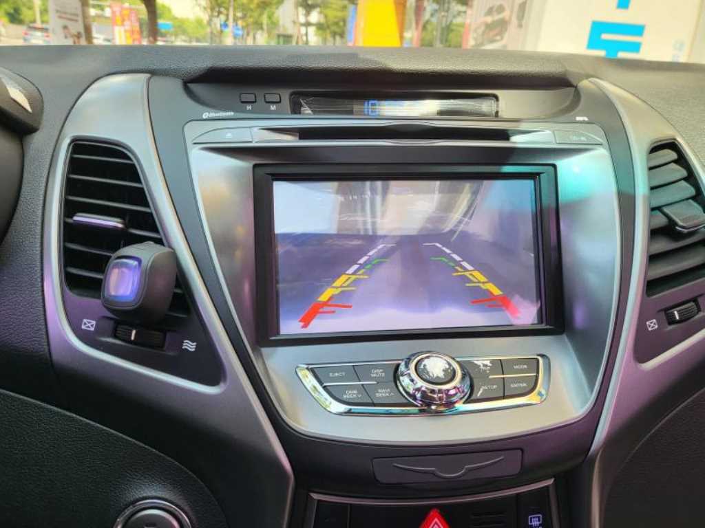 HYUNDAI Avante - Vista 9