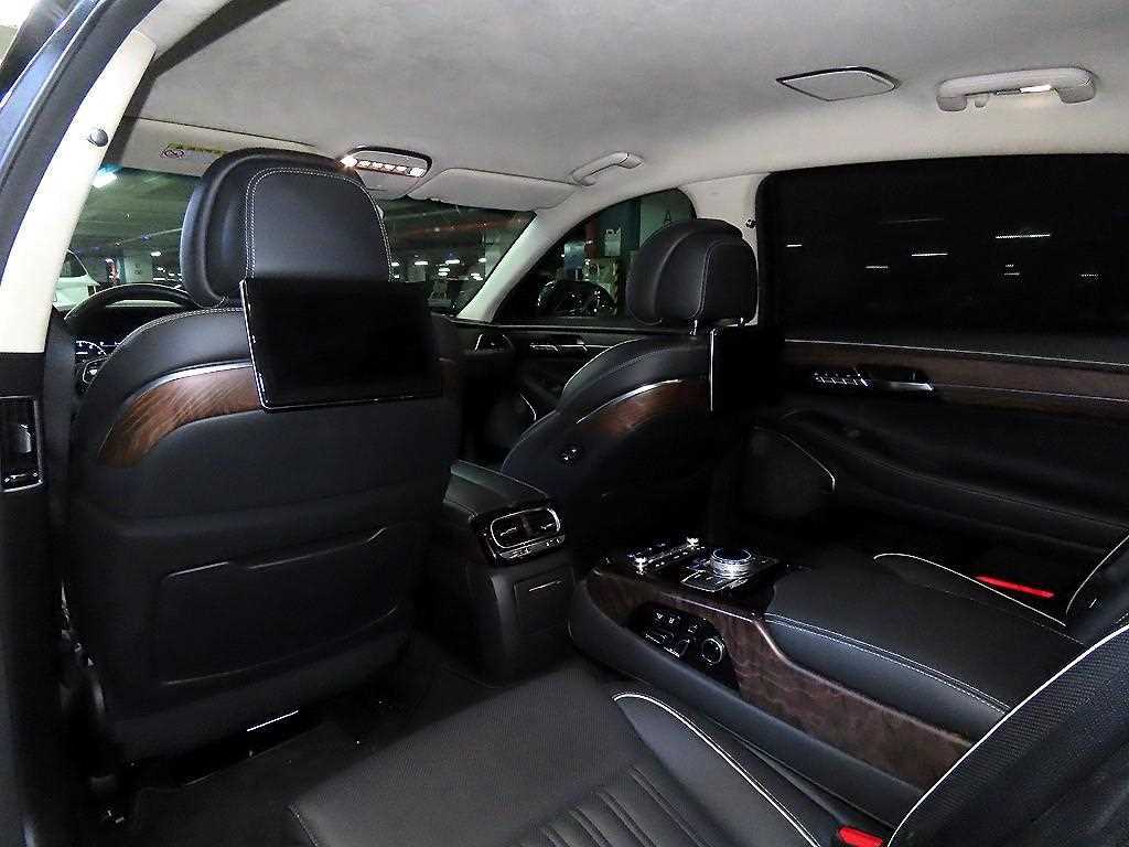 Genesis G90 - Vista 10