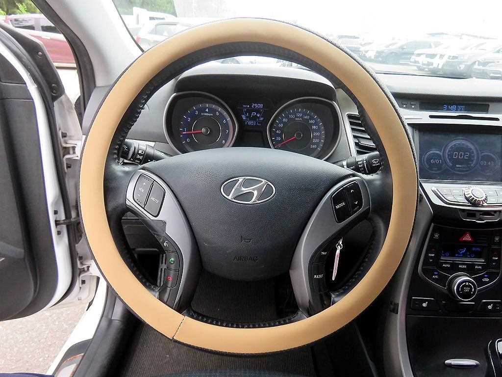 HYUNDAI Avante - Vista 10