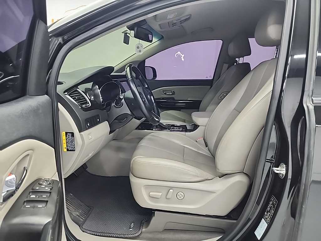 KIA Carnival - Vista 11