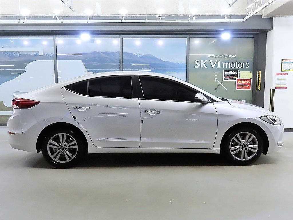 HYUNDAI Avante - Vista 3