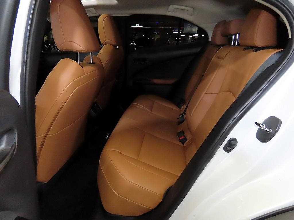 Lexus UX - Vista 7