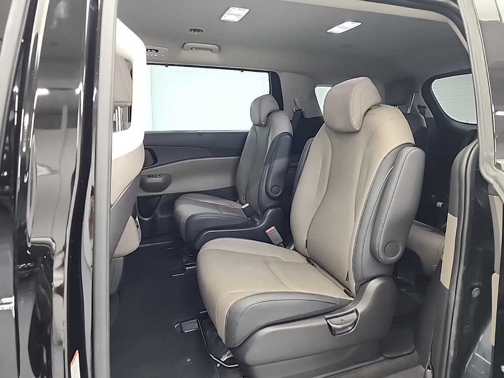 KIA Carnival - Vista 12