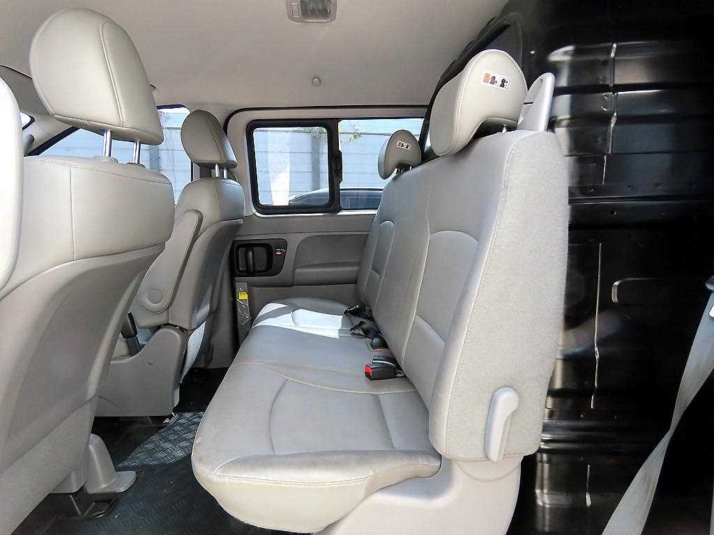 HYUNDAI Starex - Vista 6