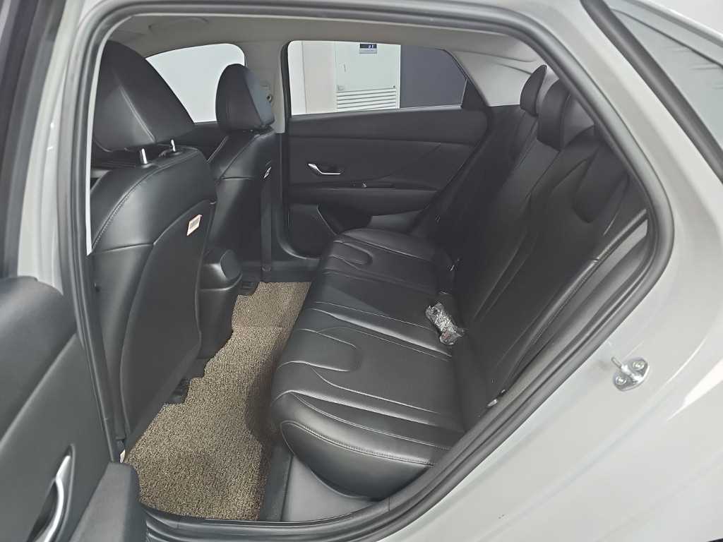 HYUNDAI Avante - Vista 12