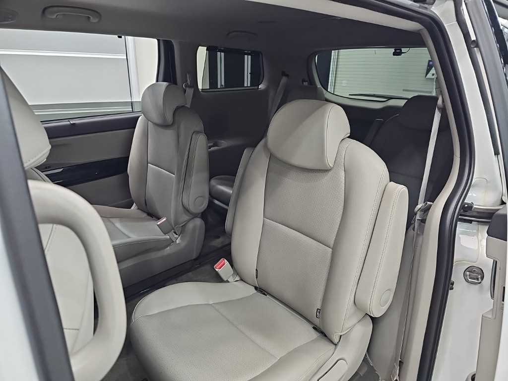 KIA Carnival - Vista 12