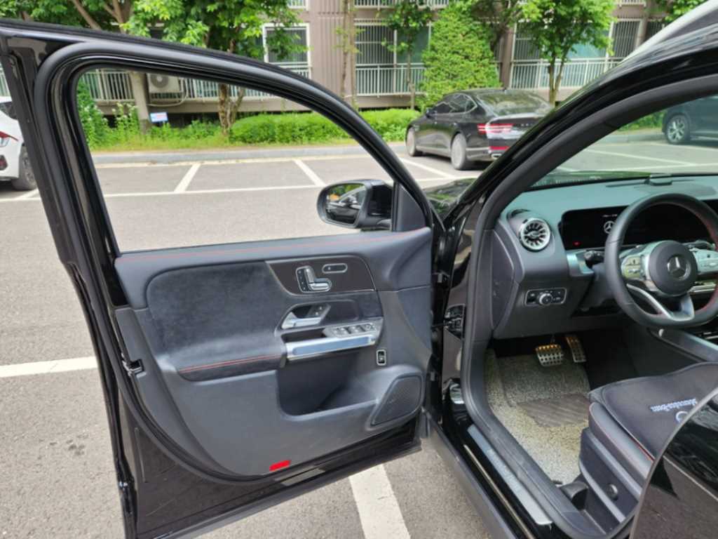 Mercedes Benz GLB Class - Vista 5