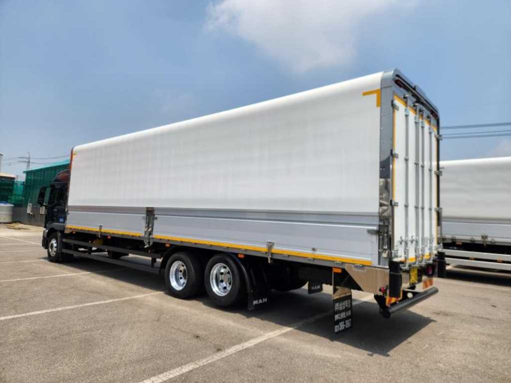 medium and large cargo truck - Vista 5