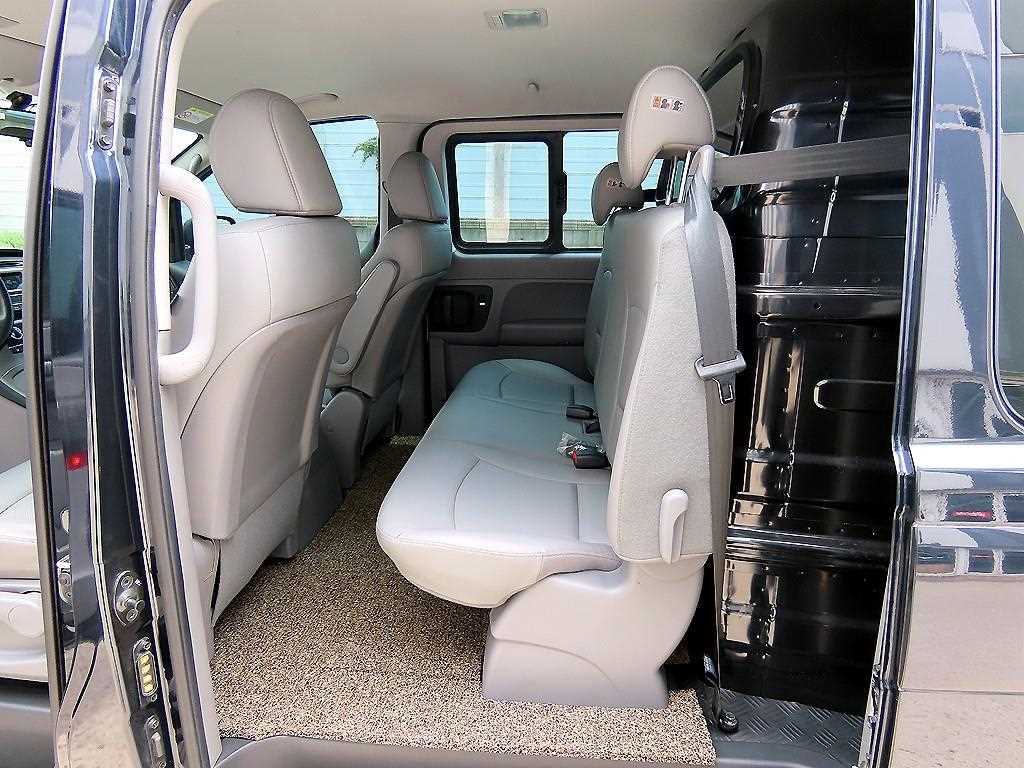 HYUNDAI Starex - Vista 6