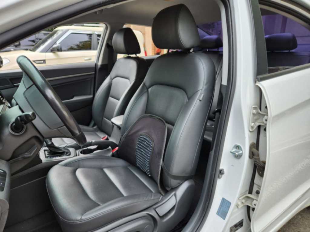 HYUNDAI Avante - Vista 6