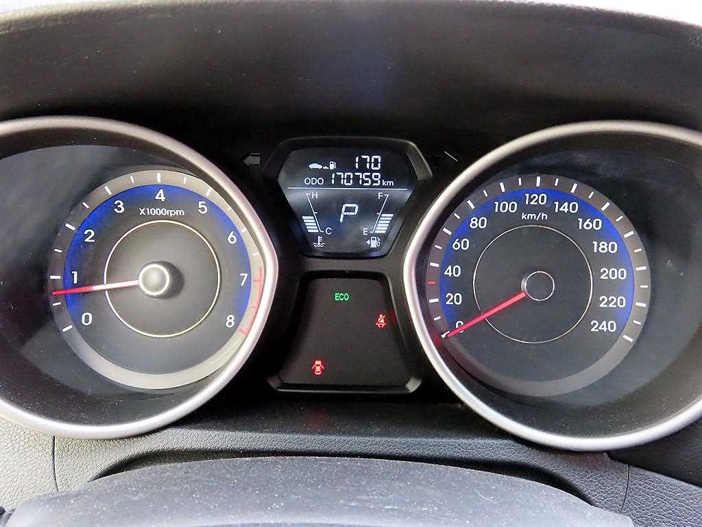 HYUNDAI Avante - Vista 9