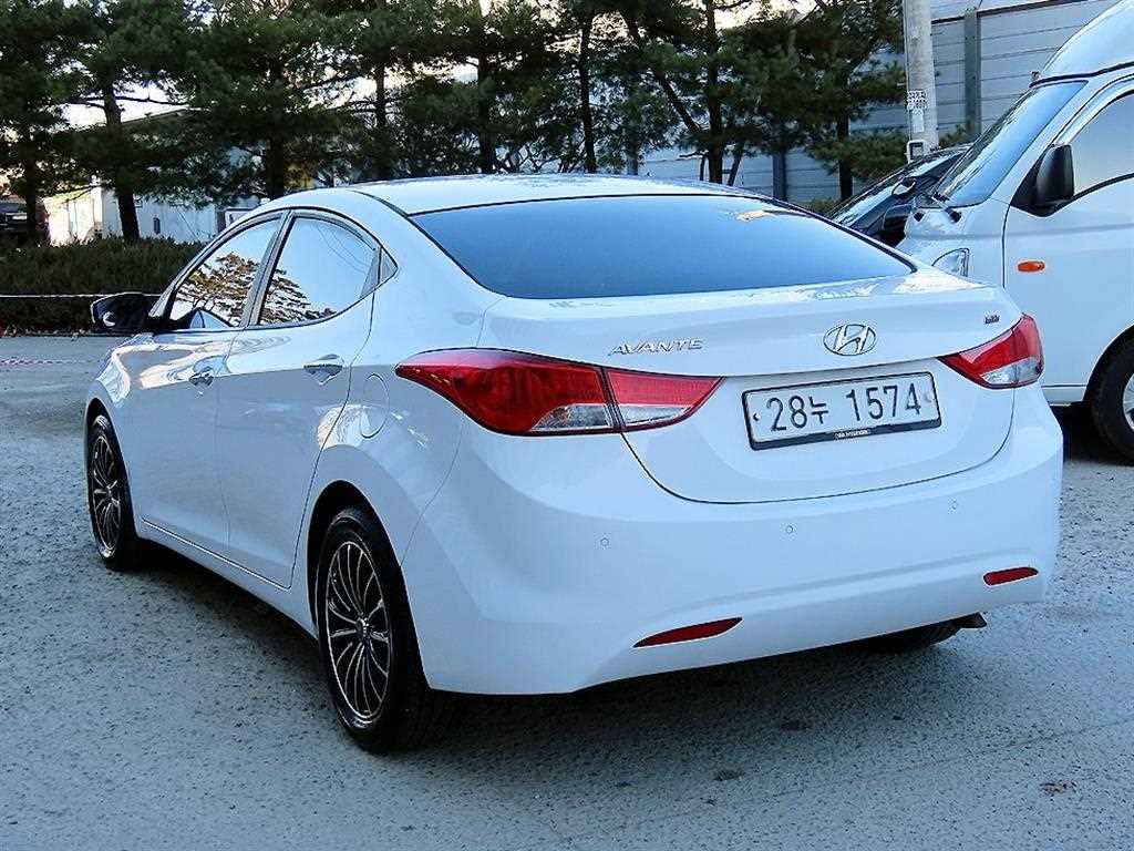 HYUNDAI Avante - Vista 3
