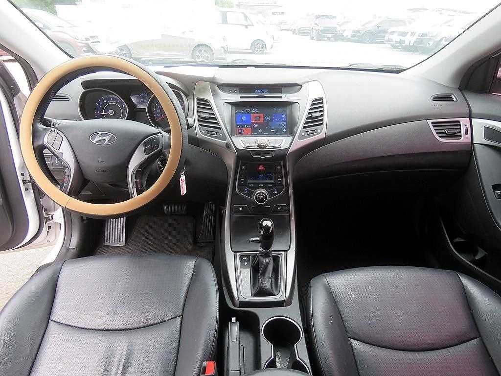 HYUNDAI Avante - Vista 7