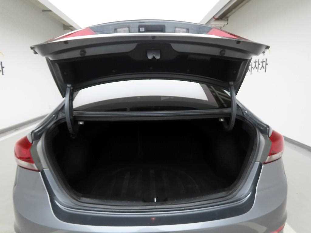 HYUNDAI Avante - Vista 5