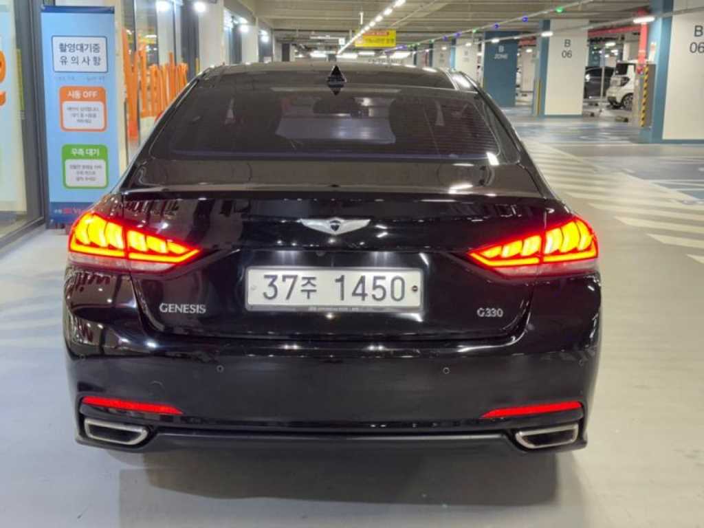 HYUNDAI Genesis - Vista 5