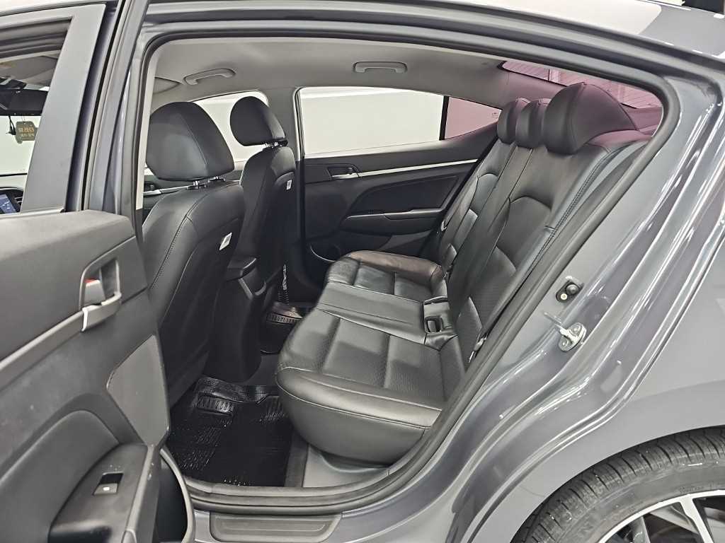 HYUNDAI Avante - Vista 12