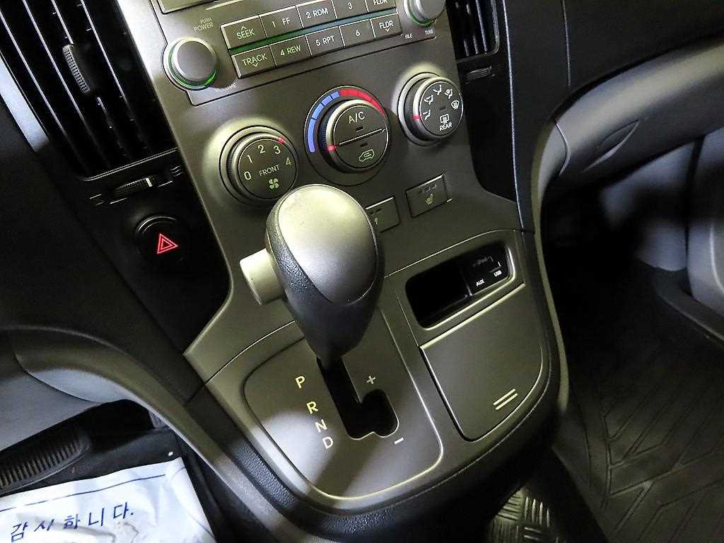 HYUNDAI Starex - Vista 12