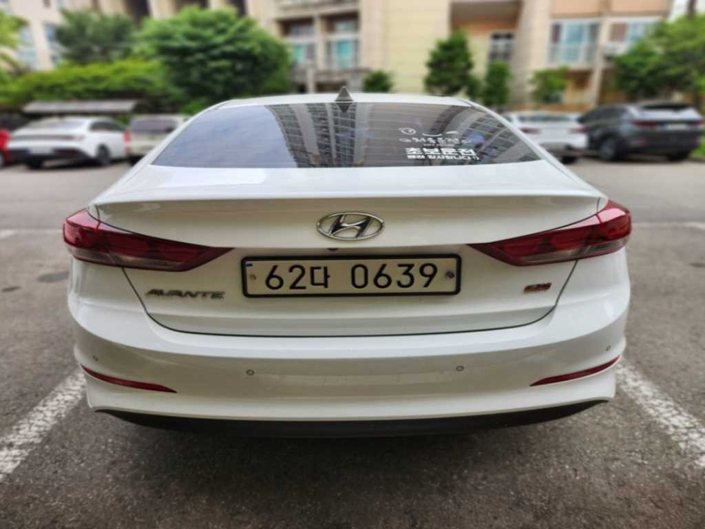 HYUNDAI Avante - Vista 3
