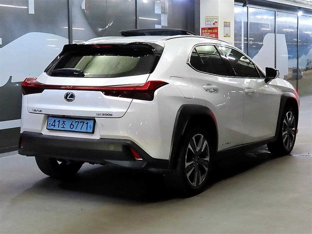 Lexus UX - Vista 4