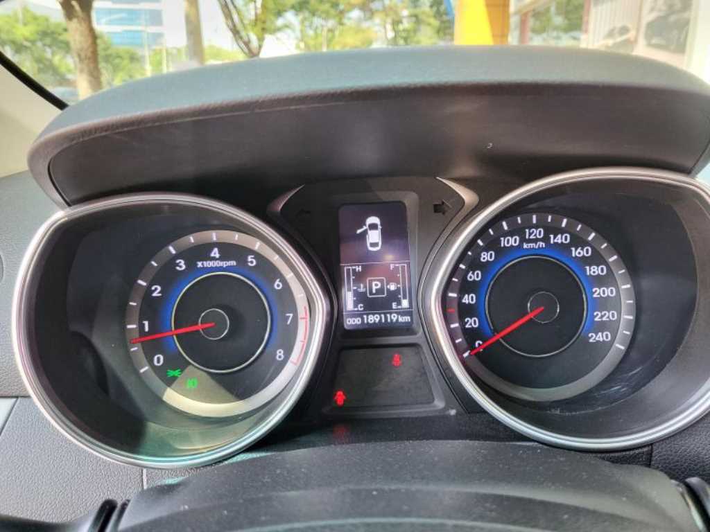 HYUNDAI Avante - Vista 3