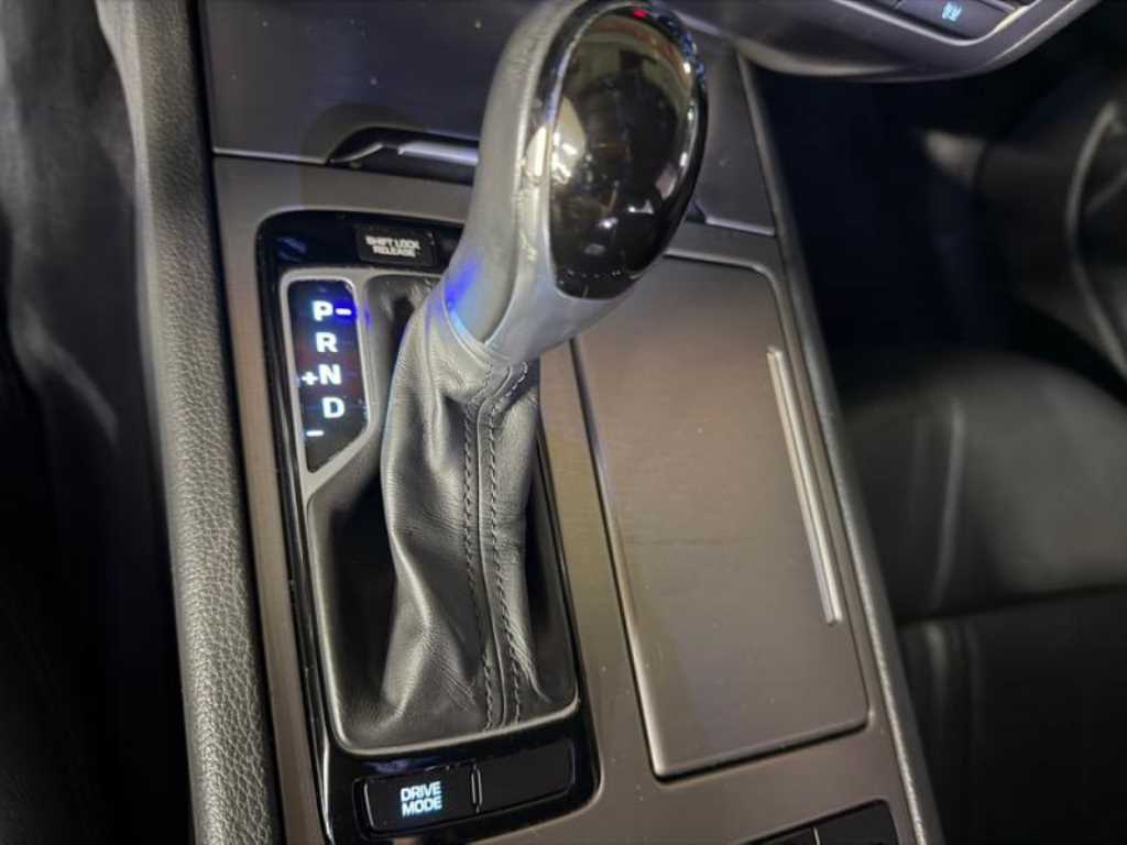HYUNDAI Genesis - Vista 12