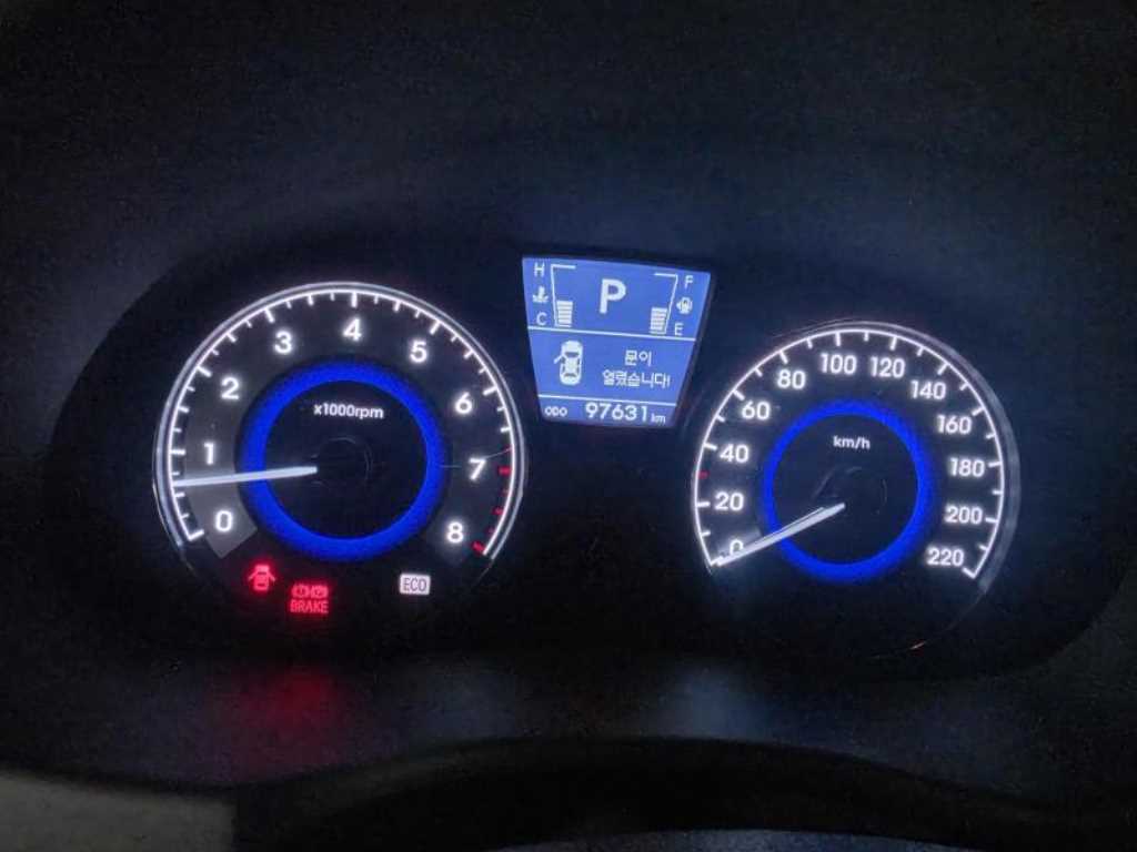 HYUNDAI Accent - Vista 3