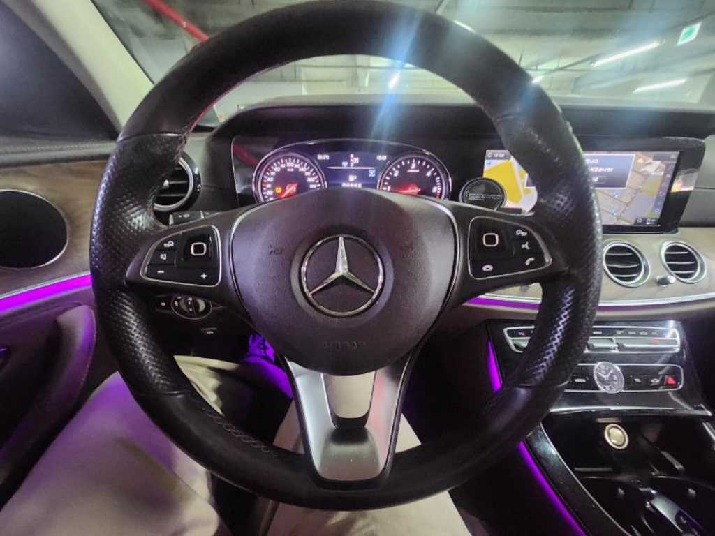 Mercedes Benz E class - Vista 5