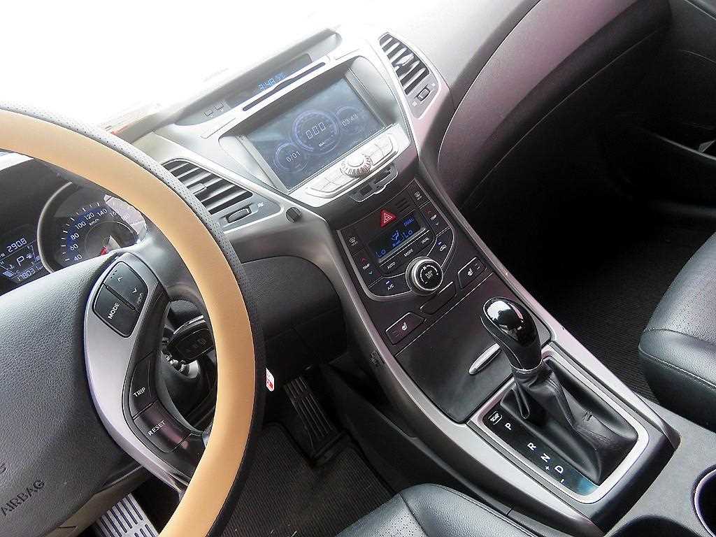 HYUNDAI Avante - Vista 11