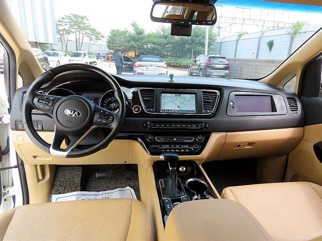 KIA Carnival - Vista 8